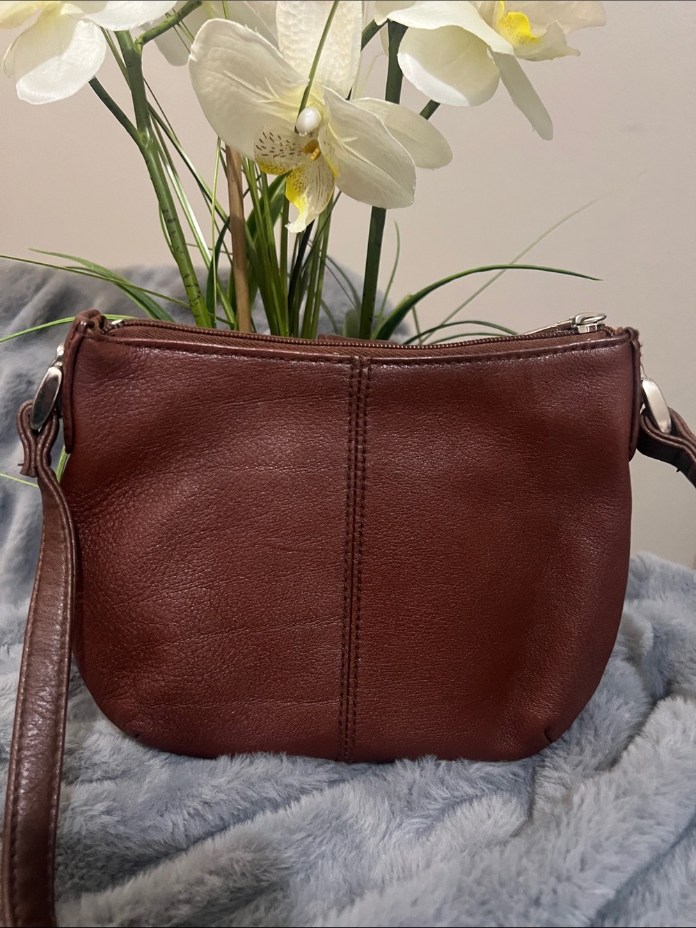 Aurielle Vintage Chocolate Brown Leather Crossbody / Shoulder Bag GUC retail $85 - Picture 2 of 6